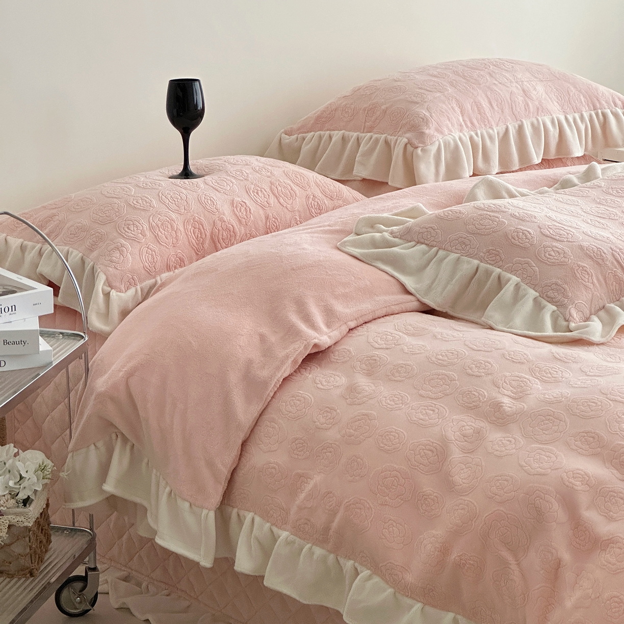 91家纺网 家纺一手货源 找家纺 （总）佰织鑫家居 2025新款高克重压花牛奶绒床盖款四件套-茶花