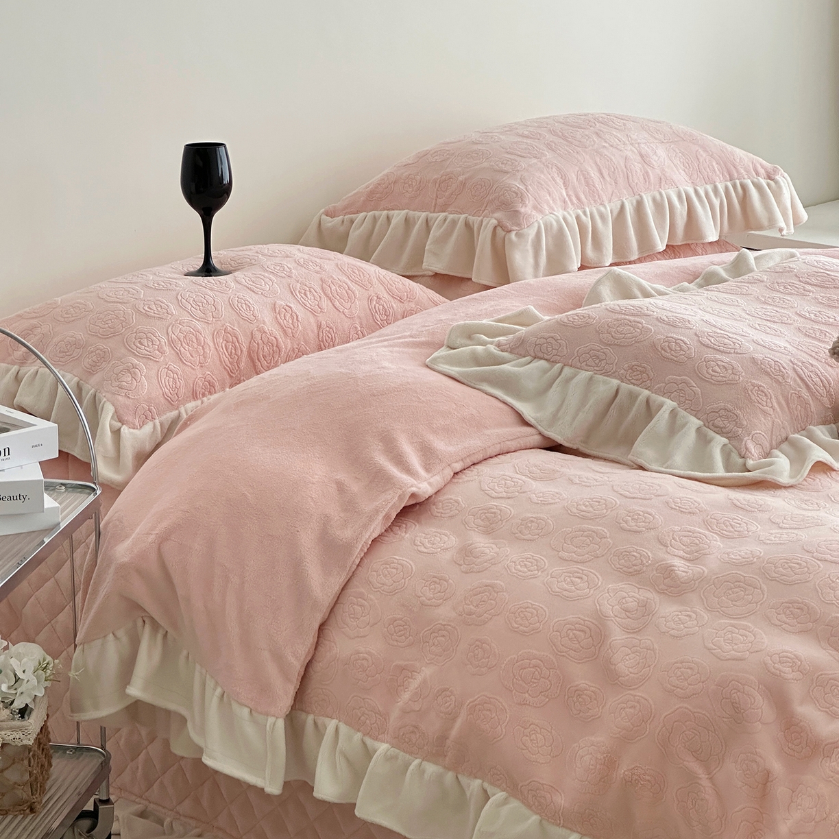 91家纺网 家纺一手货源 找家纺 （总）佰织鑫家居 2025新款高克重压花牛奶绒床盖款四件套-茶花