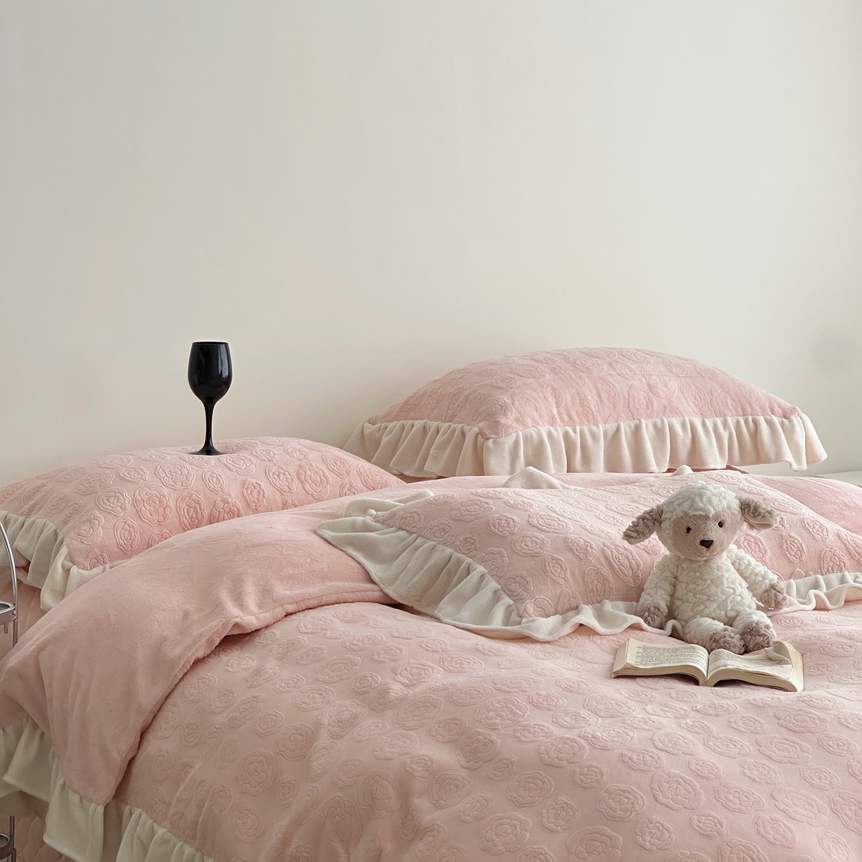 91家纺网 家纺一手货源 找家纺 （总）佰织鑫家居 2025新款高克重压花牛奶绒床盖款四件套-茶花