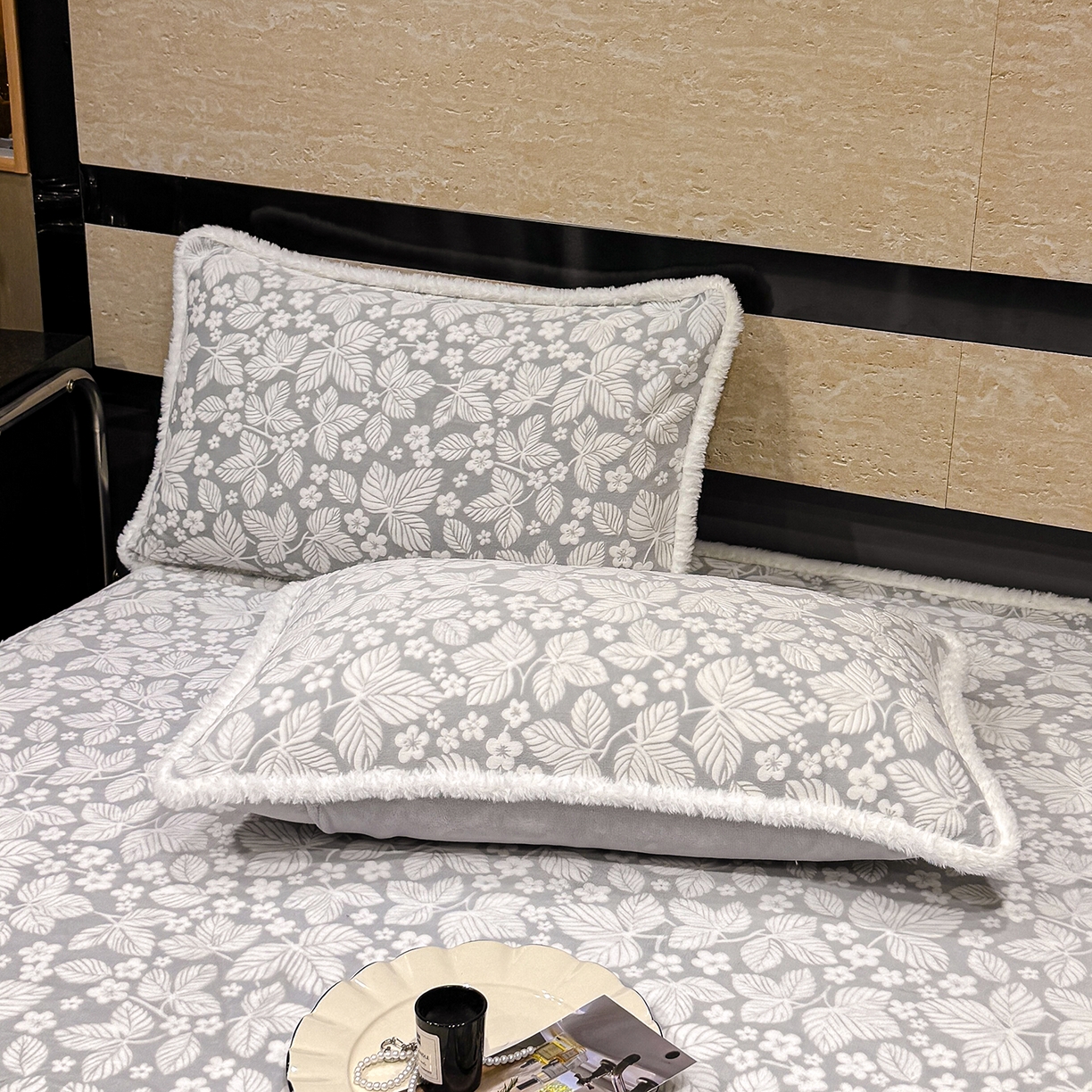 91家纺网 家纺一手货源 找家纺 云玲时尚 2025新款牛奶绒雕花兔毛绒包边床笠单床笠床笠单件 浅灰叶梦