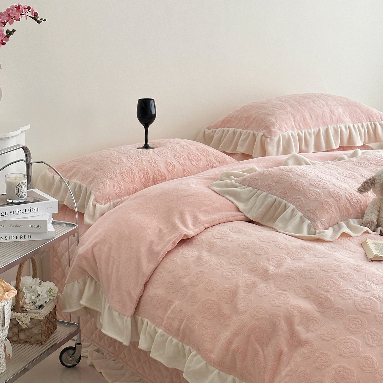 91家纺网 家纺一手货源 找家纺 （总）佰织鑫家居 2025新款高克重压花牛奶绒床盖款四件套-茶花