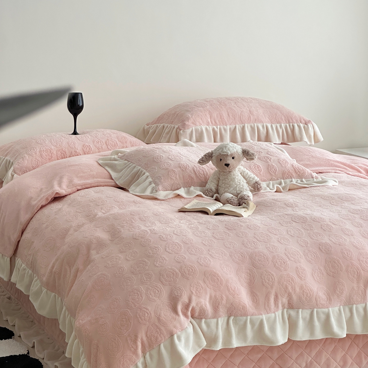 91家纺网 家纺一手货源 找家纺 （总）佰织鑫家居 2025新款高克重压花牛奶绒床盖款四件套-茶花