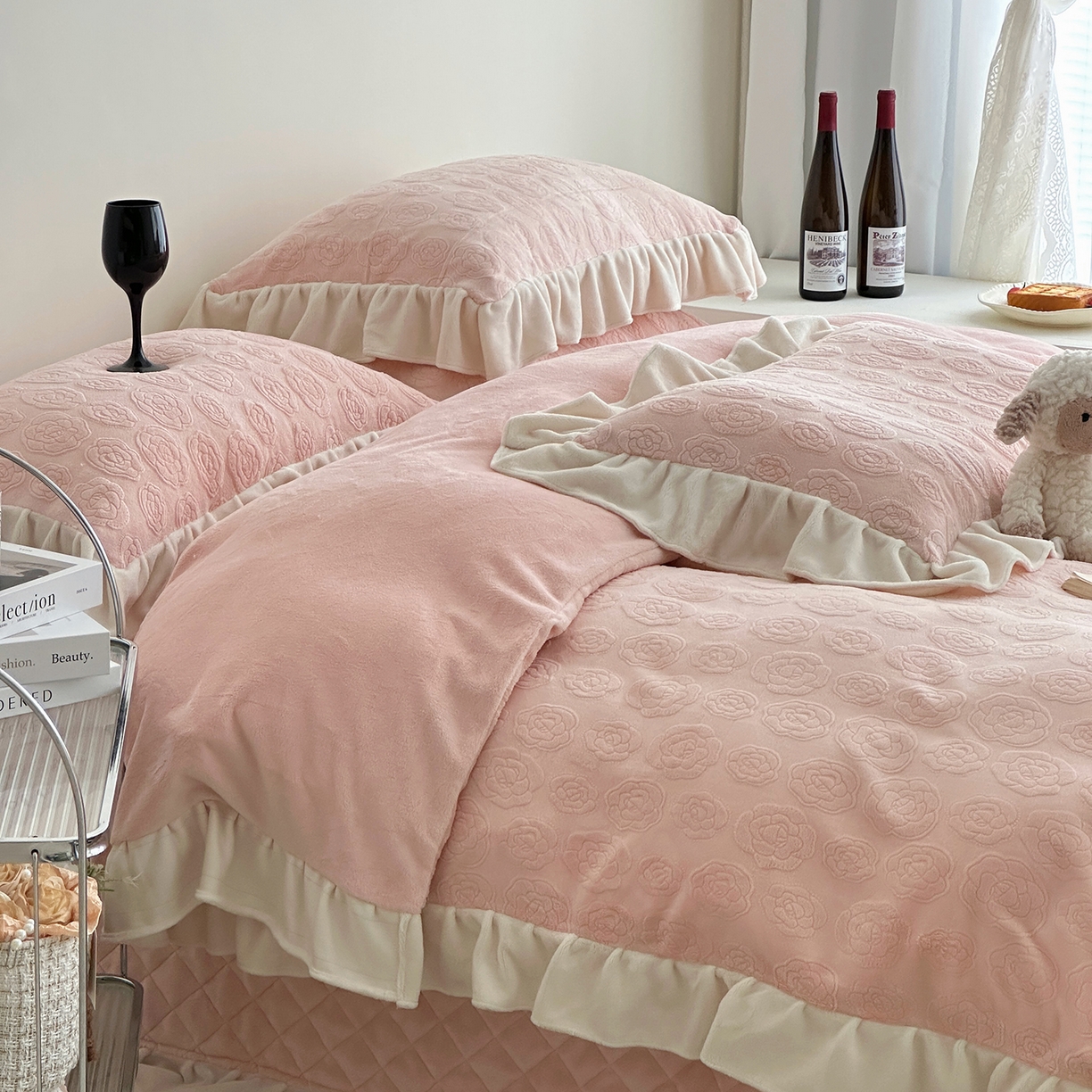 91家纺网 家纺一手货源 找家纺 （总）佰织鑫家居 2025新款高克重压花牛奶绒床盖款四件套-茶花