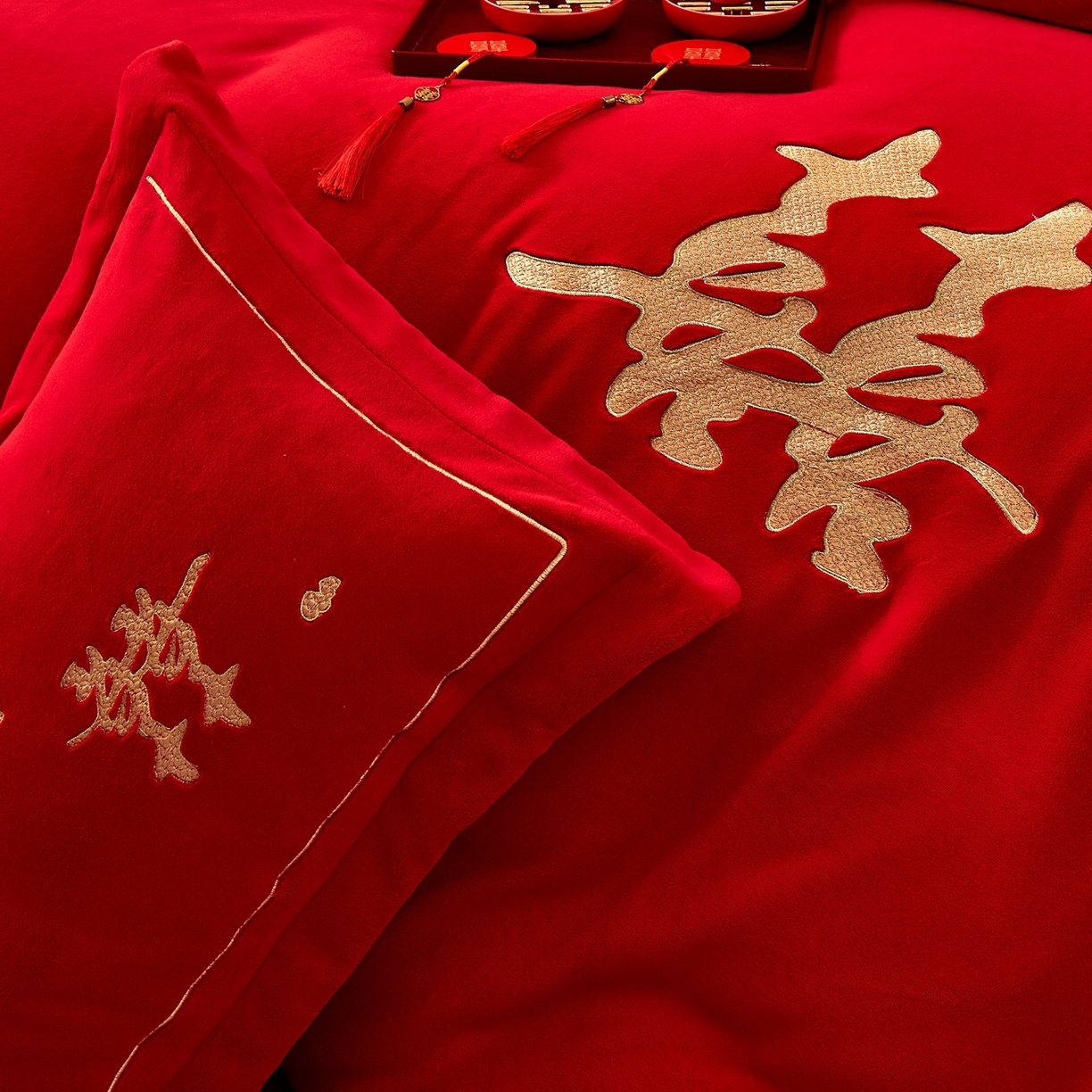 91家纺网 家纺一手货源 找家纺 布乐意 2025新款高克重大红牛奶绒婚庆全工艺重工刺绣新中式结婚四件套六件套小红书推荐抖音直播爆款 双喜临门