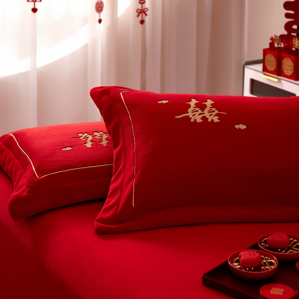 91家纺网 家纺一手货源 找家纺 布乐意 2025新款高克重大红牛奶绒婚庆全工艺重工刺绣新中式结婚四件套六件套小红书推荐抖音直播爆款 双喜临门