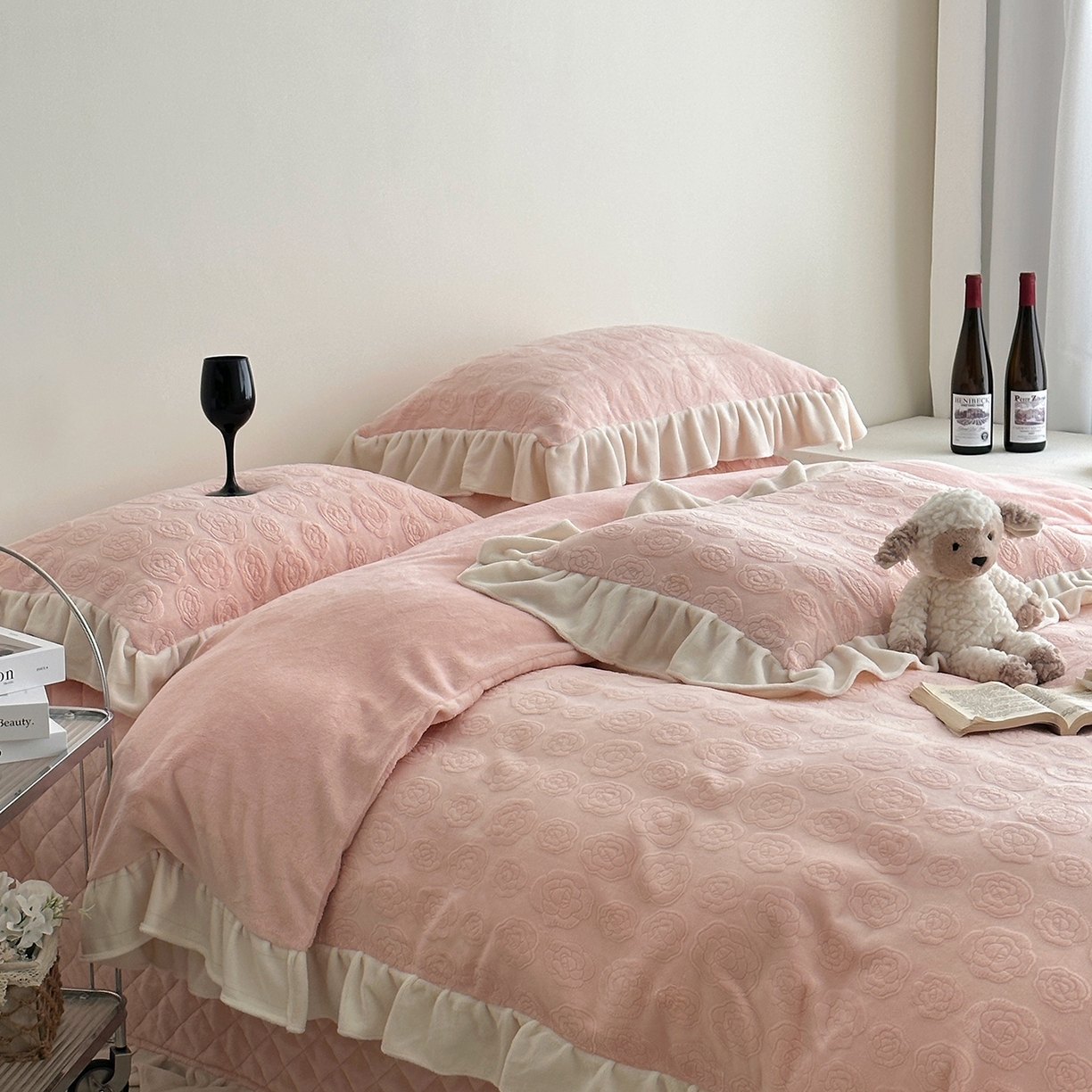 91家纺网 家纺一手货源 找家纺 佰织鑫家居 2025新款高克重压花牛奶绒床盖款四件套-茶花 茶花（公主粉）