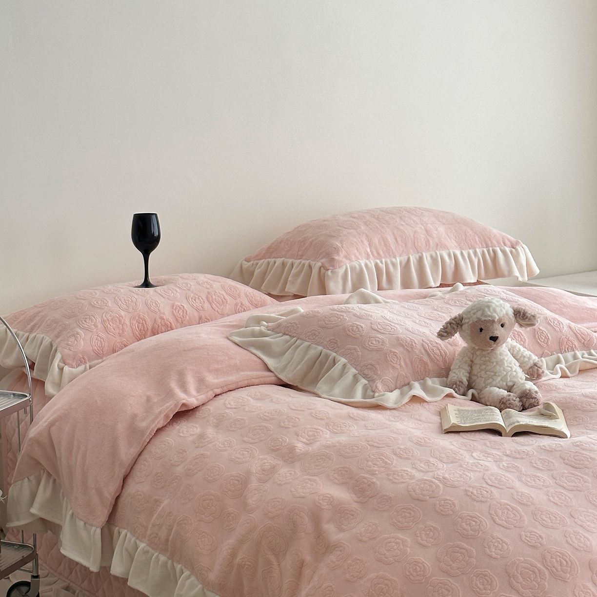 91家纺网 家纺一手货源 找家纺 佰织鑫家居 2025新款高克重压花牛奶绒床盖款四件套-茶花 茶花（公主粉）