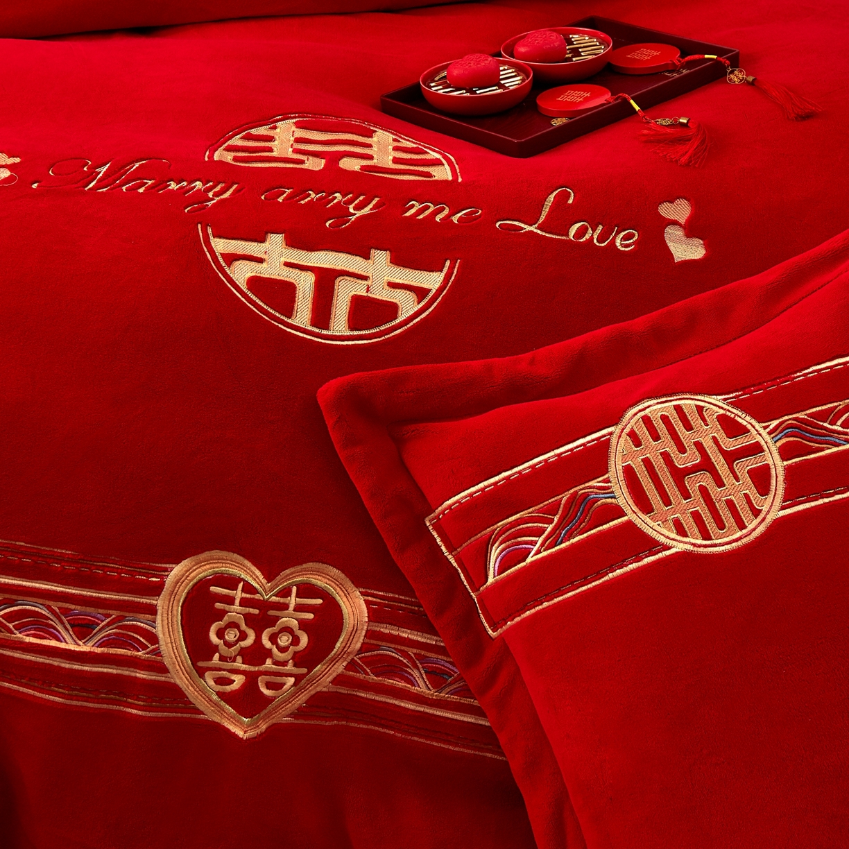 91家纺网 家纺一手货源 找家纺 布乐意 2025新款高克重大红牛奶绒婚庆全工艺重工刺绣新中式结婚四件套六件套小红书推荐抖音直播爆款 喜上加喜