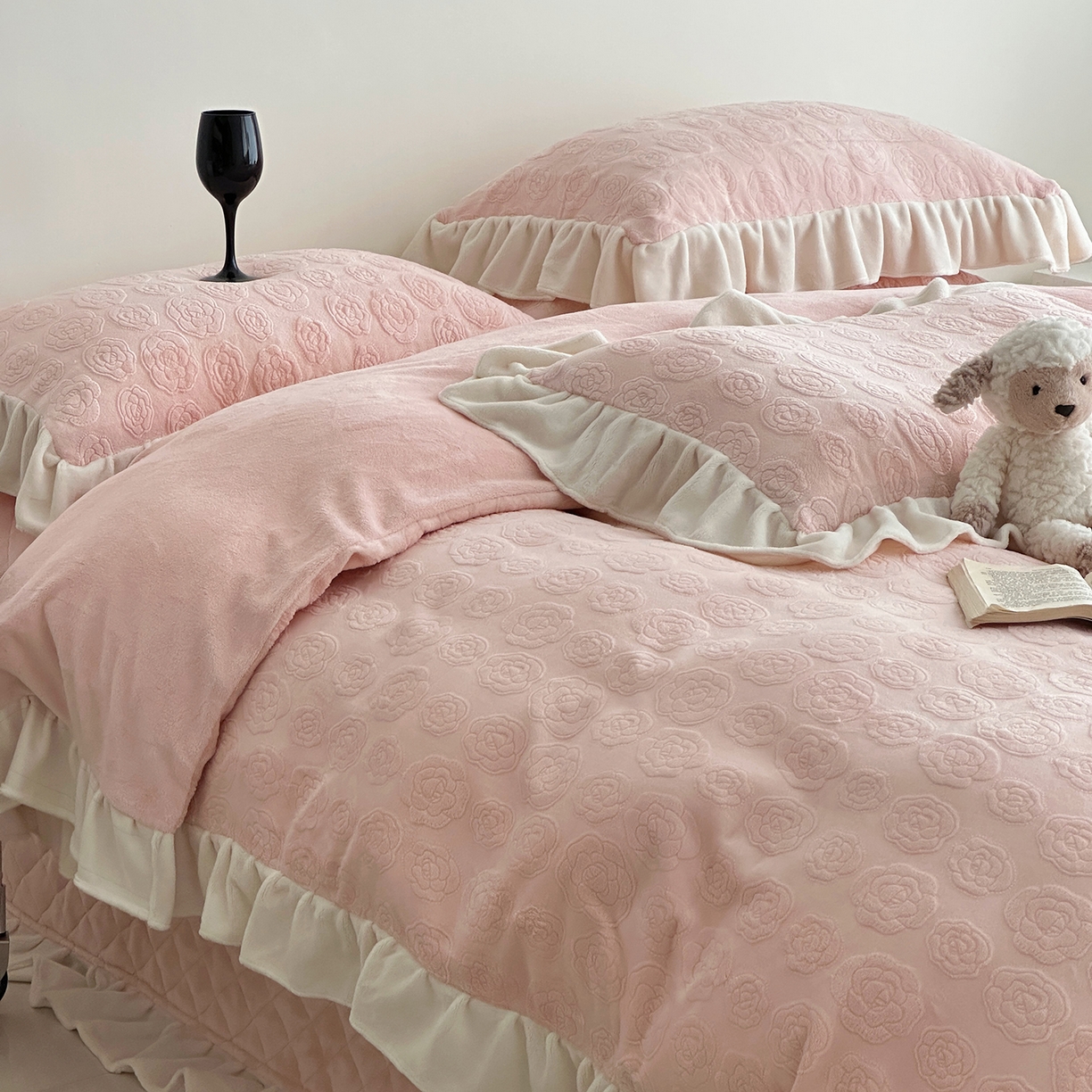 91家纺网 家纺一手货源 找家纺 佰织鑫家居 2025新款高克重压花牛奶绒床盖款四件套-茶花 茶花（公主粉）