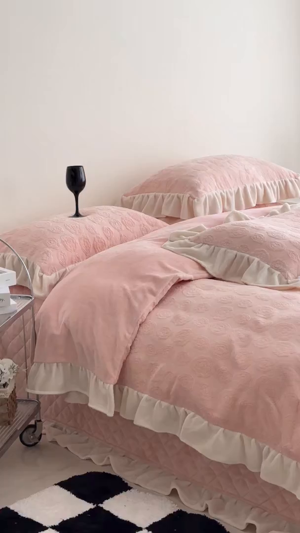 91家纺网 家纺一手货源 找家纺 佰织鑫家居 2025新款高克重压花牛奶绒床盖款四件套-茶花 茶花（公主粉）
