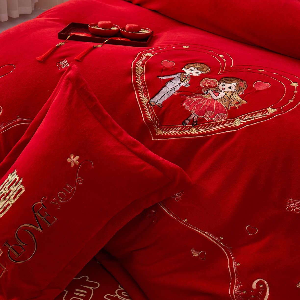 91家纺网 家纺一手货源 找家纺 布乐意 2025新款高克重大红牛奶绒婚庆全工艺重工刺绣新中式结婚四件套六件套小红书推荐抖音直播爆款 相亲相爱