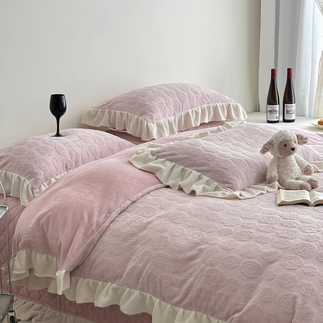 91家纺网 家纺一手货源 找家纺 佰织鑫家居 2025新款高克重压花牛奶绒床盖款四件套-茶花 茶花（梅子粉）