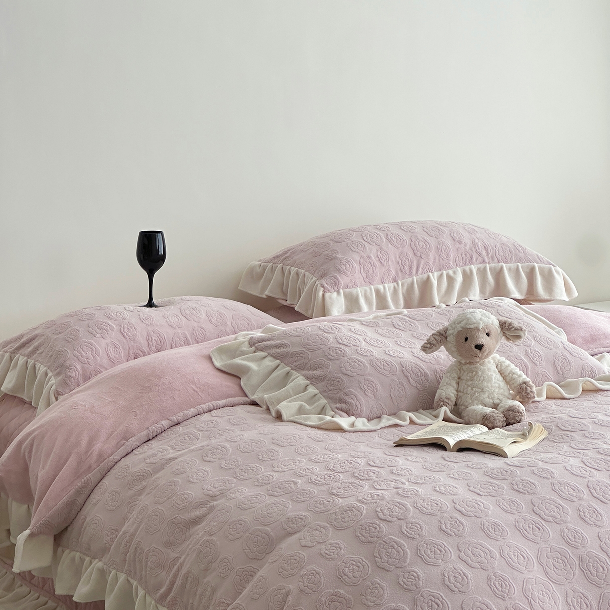 91家纺网 家纺一手货源 找家纺 佰织鑫家居 2025新款高克重压花牛奶绒床盖款四件套-茶花 茶花（梅子粉）