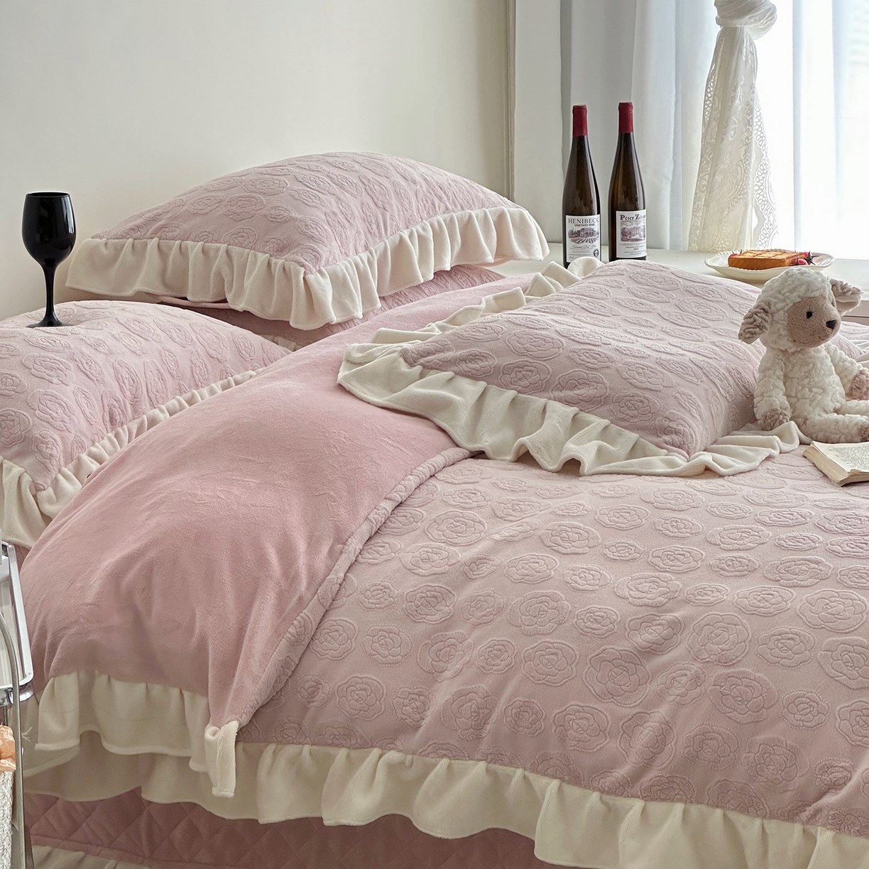 91家纺网 家纺一手货源 找家纺 佰织鑫家居 2025新款高克重压花牛奶绒床盖款四件套-茶花 茶花（梅子粉）