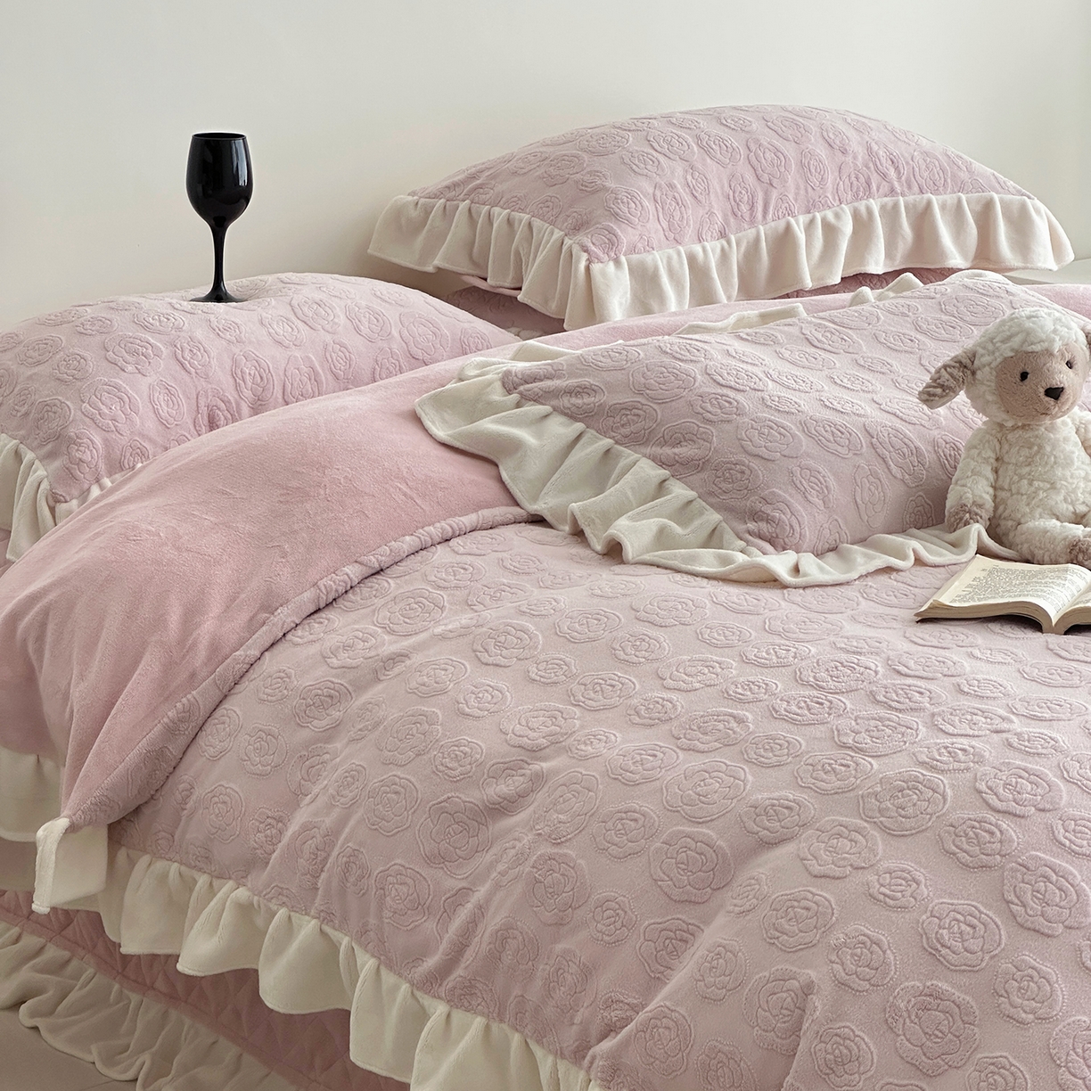 91家纺网 家纺一手货源 找家纺 佰织鑫家居 2025新款高克重压花牛奶绒床盖款四件套-茶花 茶花（梅子粉）