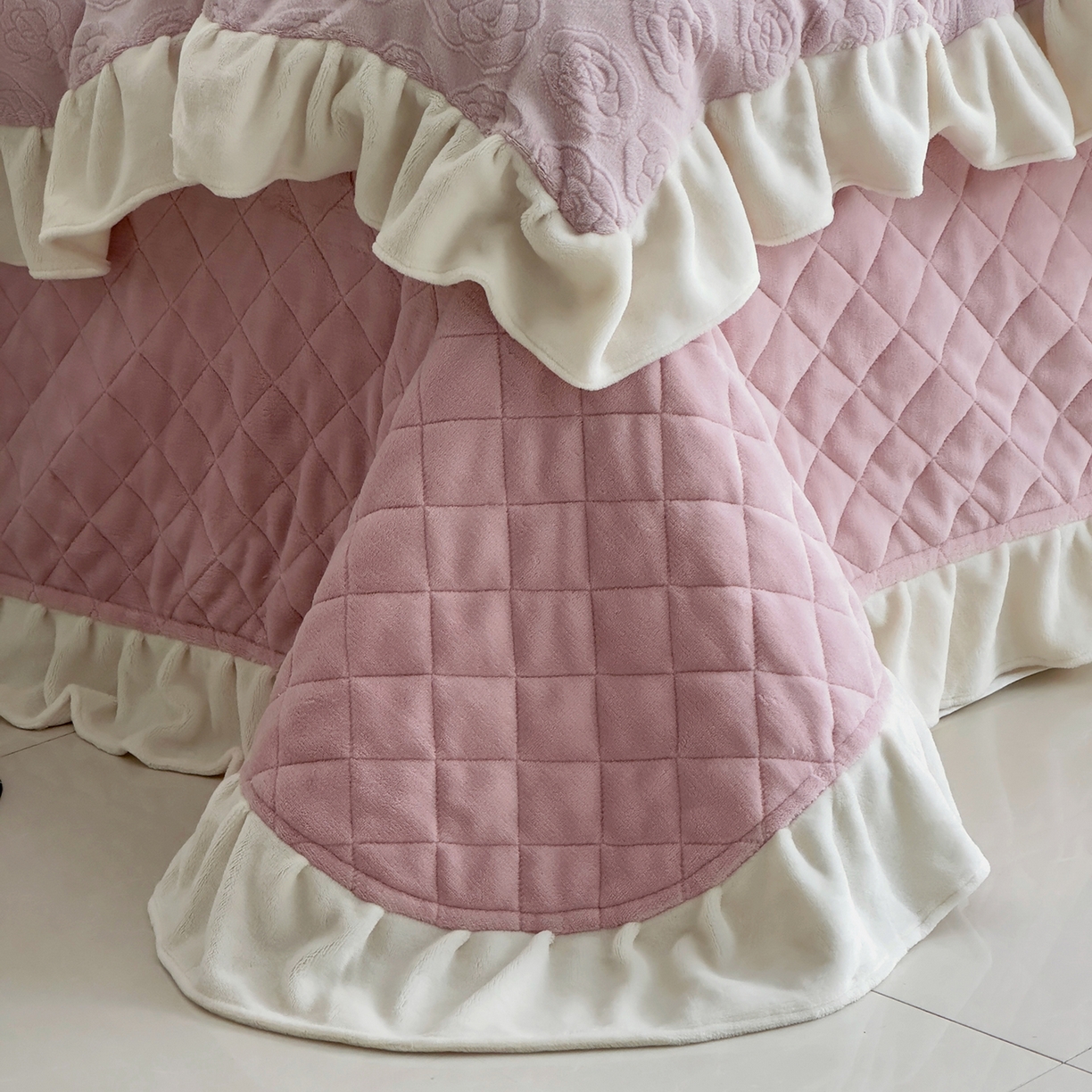 91家纺网 家纺一手货源 找家纺 佰织鑫家居 2025新款高克重压花牛奶绒床盖款四件套-茶花 茶花（梅子粉）