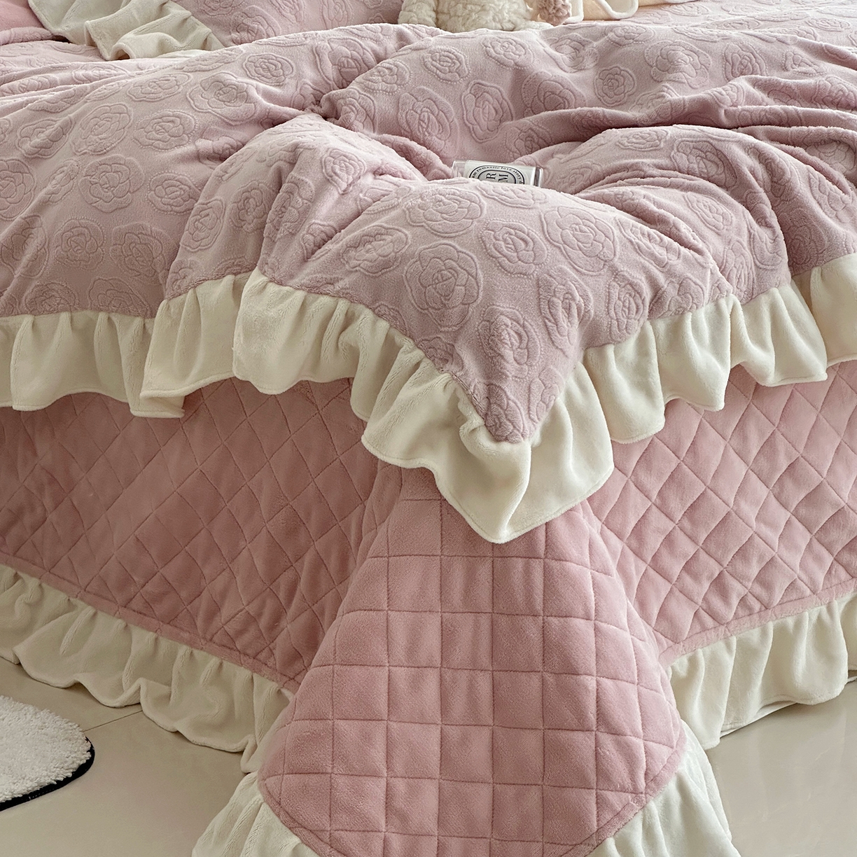 91家纺网 家纺一手货源 找家纺 佰织鑫家居 2025新款高克重压花牛奶绒床盖款四件套-茶花 茶花（梅子粉）