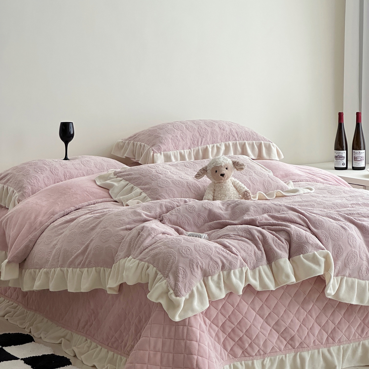 91家纺网 家纺一手货源 找家纺 佰织鑫家居 2025新款高克重压花牛奶绒床盖款四件套-茶花 茶花（梅子粉）