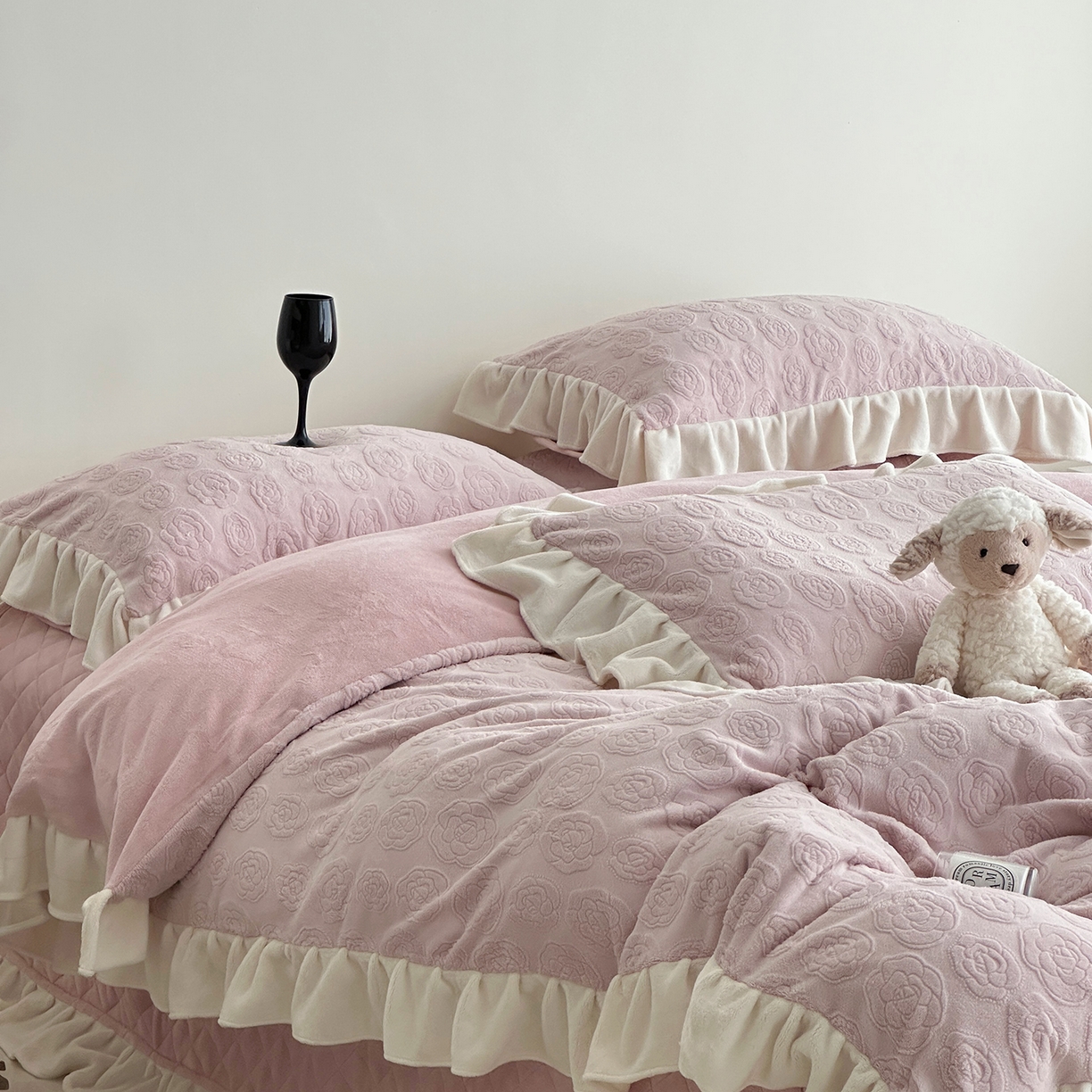 91家纺网 家纺一手货源 找家纺 佰织鑫家居 2025新款高克重压花牛奶绒床盖款四件套-茶花 茶花（梅子粉）