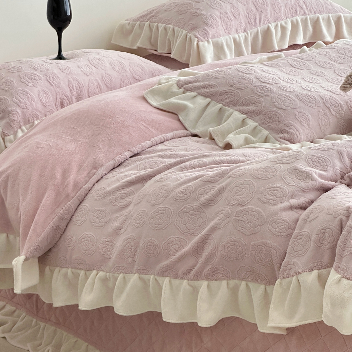 91家纺网 家纺一手货源 找家纺 佰织鑫家居 2025新款高克重压花牛奶绒床盖款四件套-茶花 茶花（梅子粉）