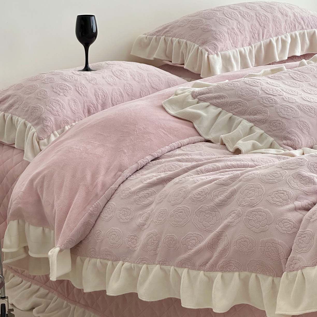 91家纺网 家纺一手货源 找家纺 佰织鑫家居 2025新款高克重压花牛奶绒床盖款四件套-茶花 茶花（梅子粉）