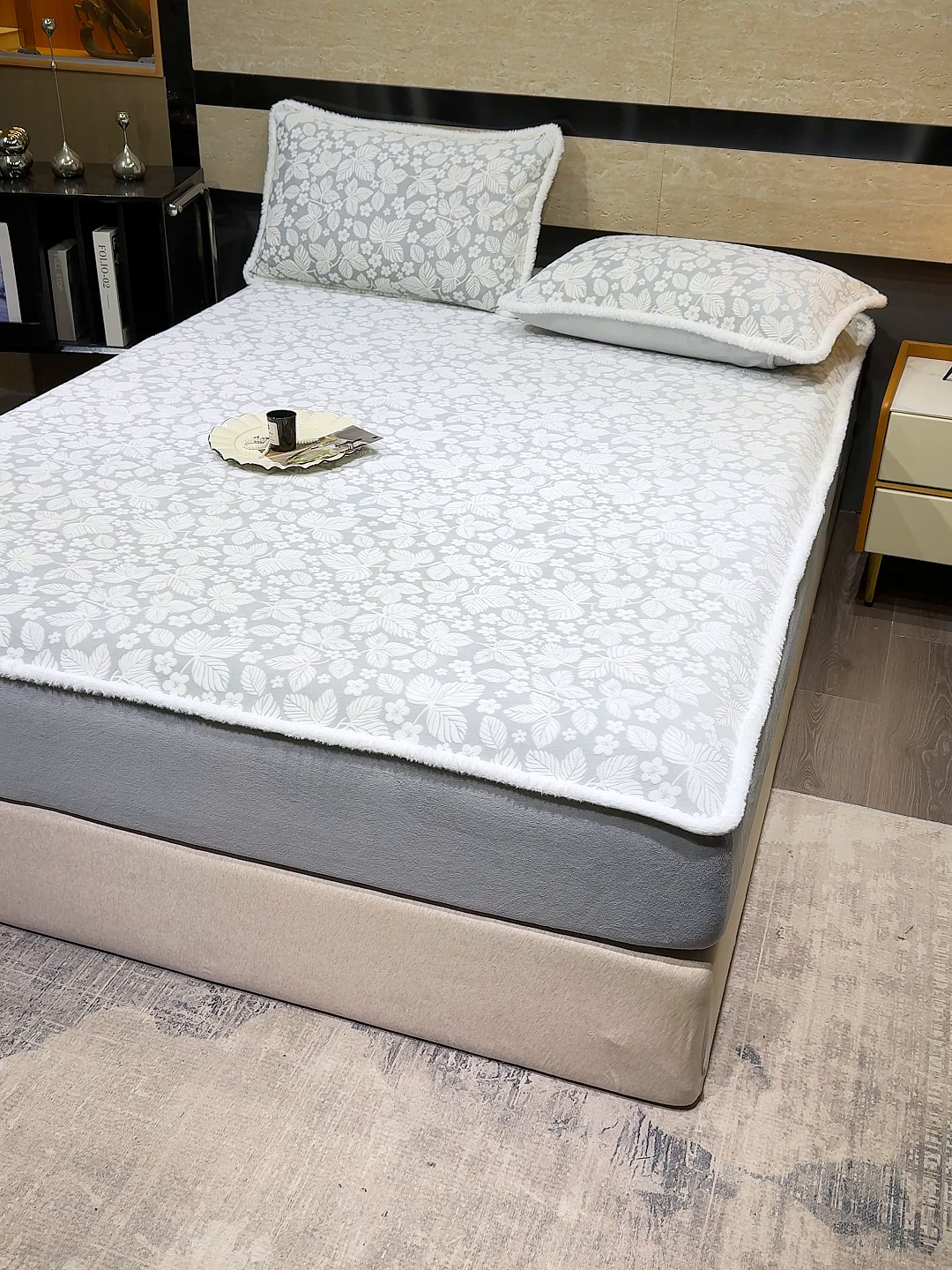 91家纺网 家纺一手货源 找家纺 云玲时尚 2025新款牛奶绒雕花兔毛绒包边床笠单床笠床笠单件 浅灰叶梦