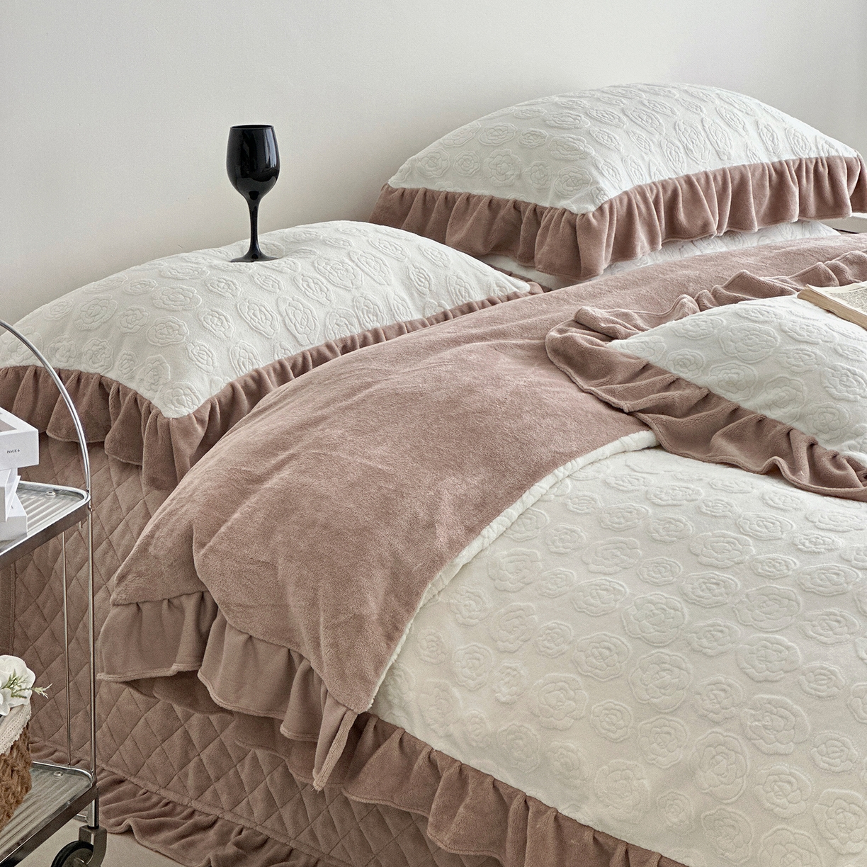 91家纺网 家纺一手货源 找家纺 佰织鑫家居 2025新款高克重压花牛奶绒床盖款四件套-茶花 茶花（奶白色）