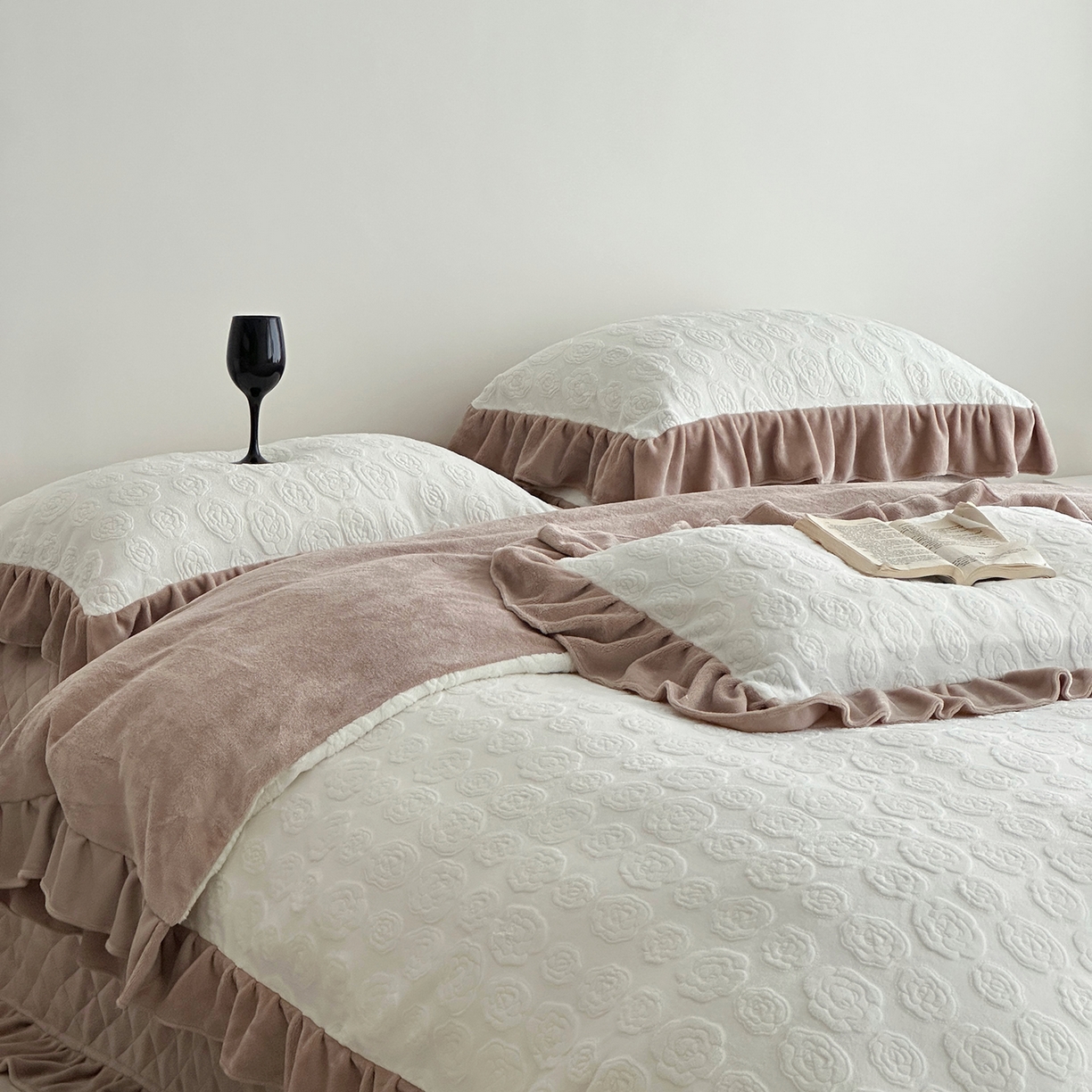 91家纺网 家纺一手货源 找家纺 佰织鑫家居 2025新款高克重压花牛奶绒床盖款四件套-茶花 茶花（奶白色）