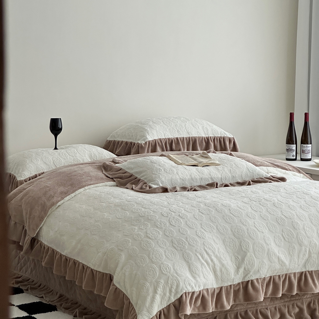 91家纺网 家纺一手货源 找家纺 佰织鑫家居 2025新款高克重压花牛奶绒床盖款四件套-茶花 茶花（奶白色）