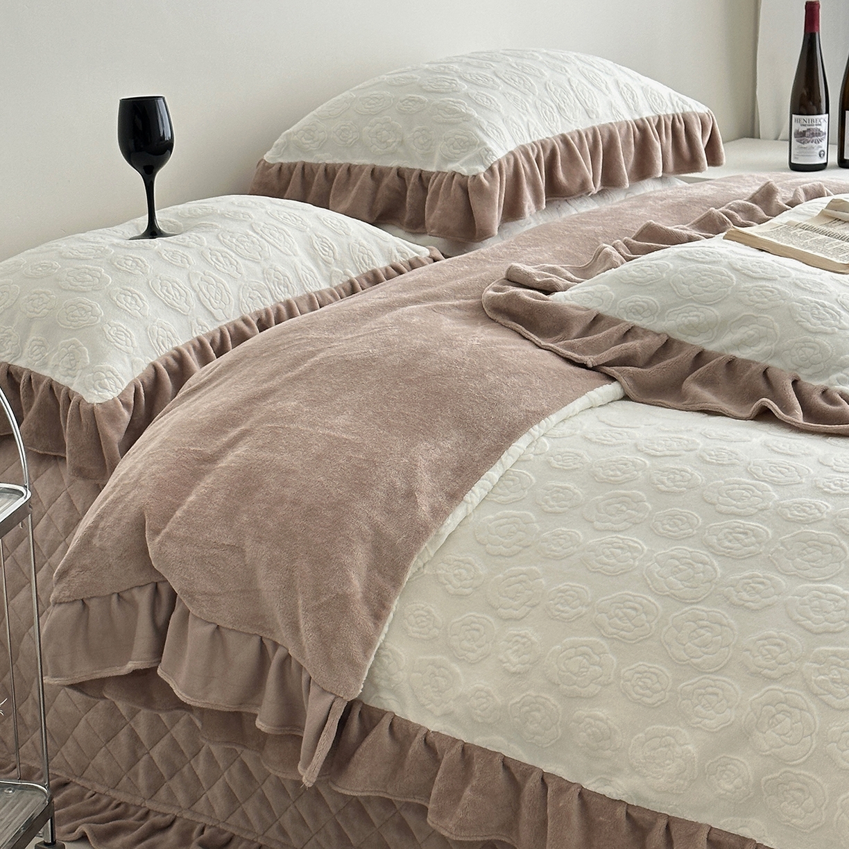 91家纺网 家纺一手货源 找家纺 佰织鑫家居 2025新款高克重压花牛奶绒床盖款四件套-茶花 茶花（奶白色）