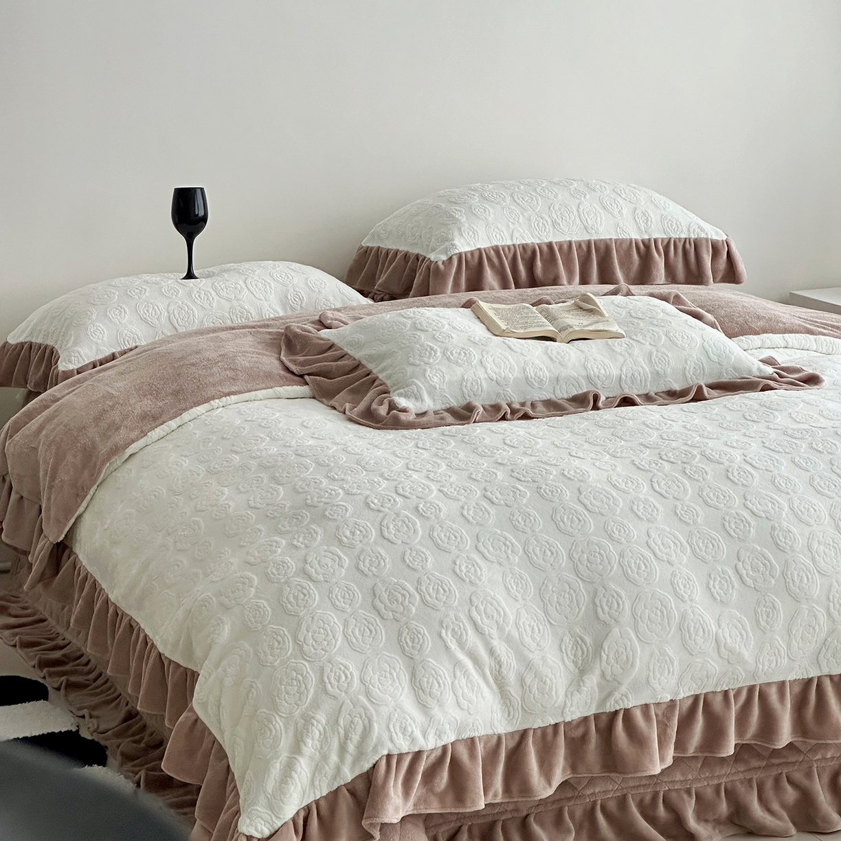 91家纺网 家纺一手货源 找家纺 佰织鑫家居 2025新款高克重压花牛奶绒床盖款四件套-茶花 茶花（奶白色）