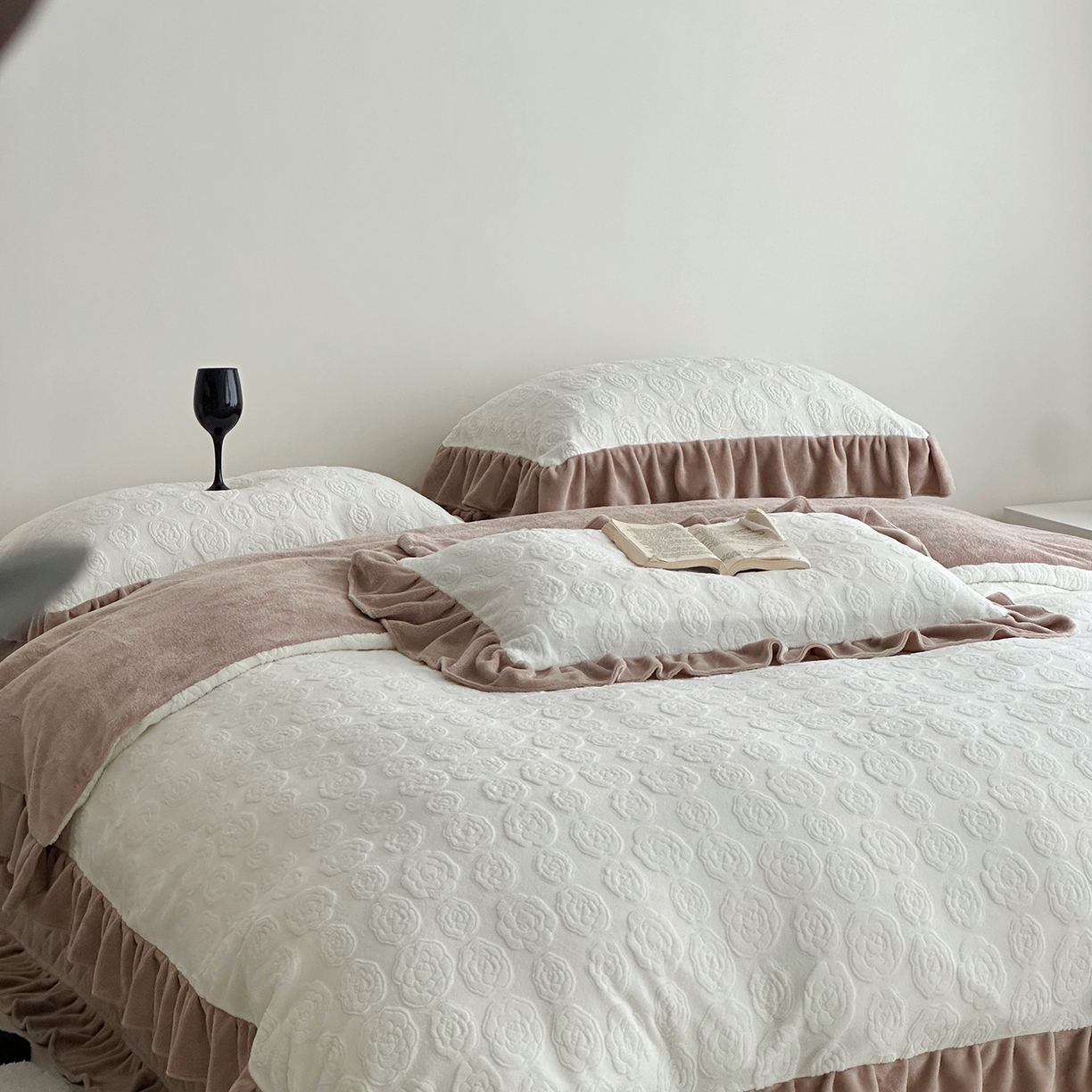 91家纺网 家纺一手货源 找家纺 佰织鑫家居 2025新款高克重压花牛奶绒床盖款四件套-茶花 茶花（奶白色）