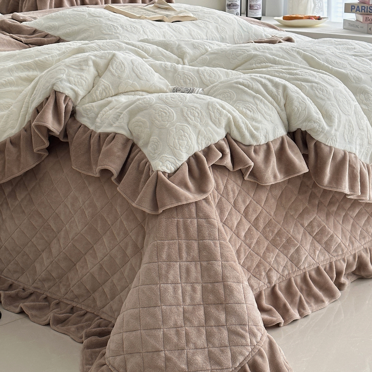 91家纺网 家纺一手货源 找家纺 佰织鑫家居 2025新款高克重压花牛奶绒床盖款四件套-茶花 茶花（奶白色）