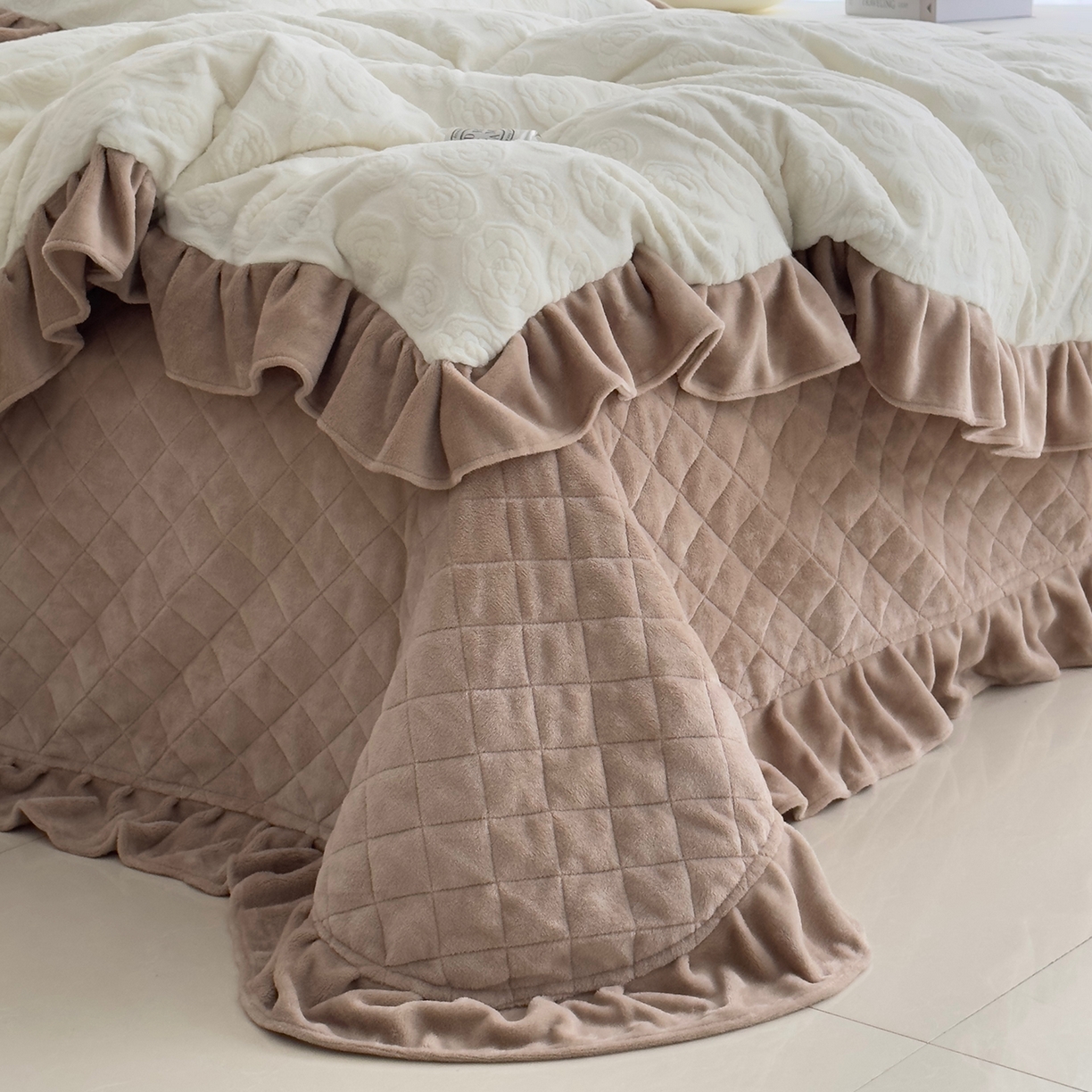 91家纺网 家纺一手货源 找家纺 佰织鑫家居 2025新款高克重压花牛奶绒床盖款四件套-茶花 茶花（奶白色）