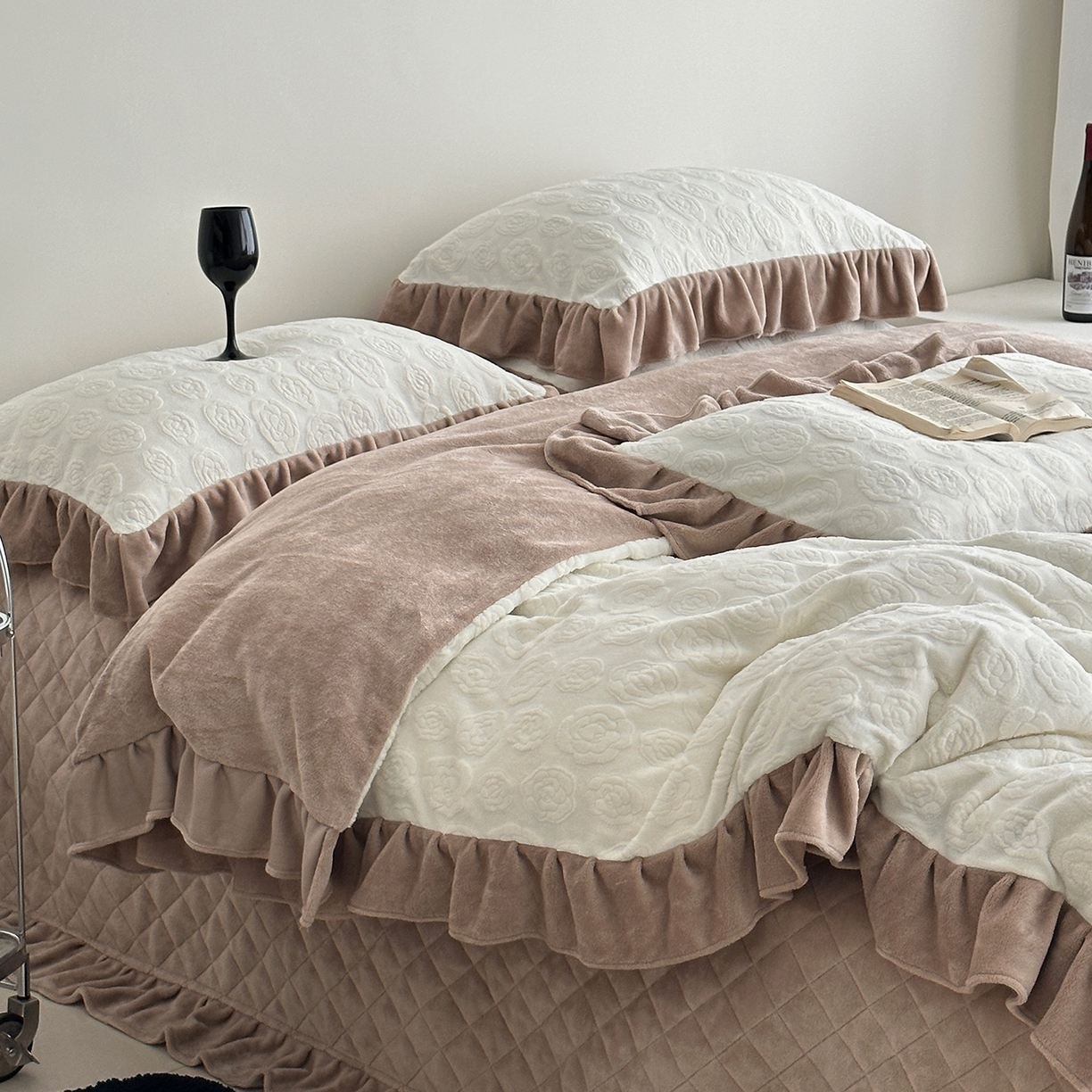 91家纺网 家纺一手货源 找家纺 佰织鑫家居 2025新款高克重压花牛奶绒床盖款四件套-茶花 茶花（奶白色）