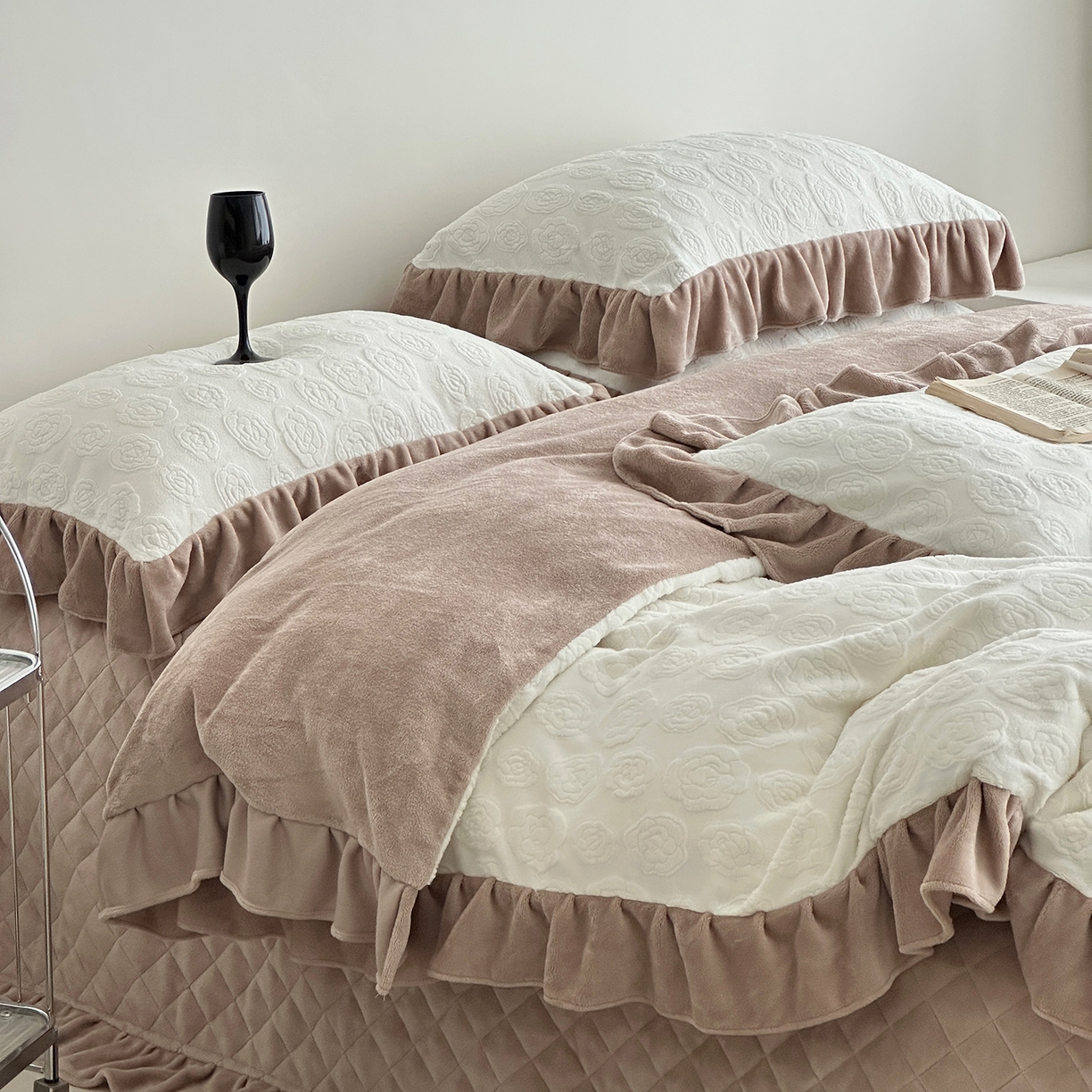 91家纺网 家纺一手货源 找家纺 佰织鑫家居 2025新款高克重压花牛奶绒床盖款四件套-茶花 茶花（奶白色）