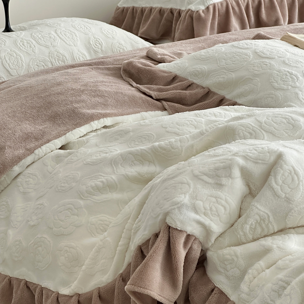 91家纺网 家纺一手货源 找家纺 佰织鑫家居 2025新款高克重压花牛奶绒床盖款四件套-茶花 茶花（奶白色）