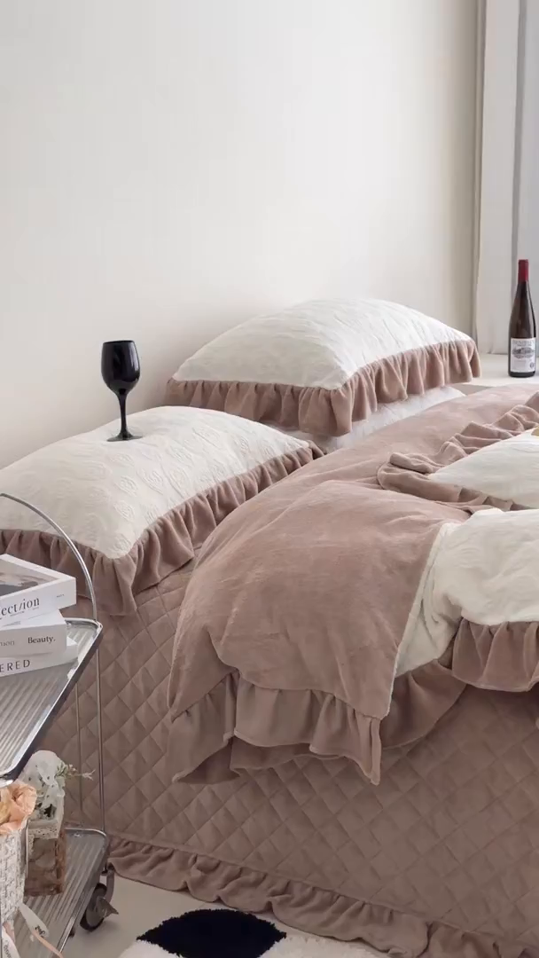 91家纺网 家纺一手货源 找家纺 佰织鑫家居 2025新款高克重压花牛奶绒床盖款四件套-茶花 茶花（奶白色）