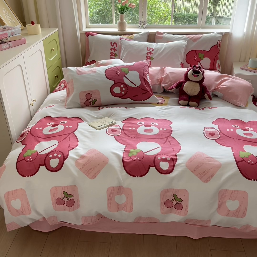 91家纺网 家纺一手货源 找家纺 琪格格纺织 2025新款13070全棉纯棉小清新四件套 草莓熊-粉