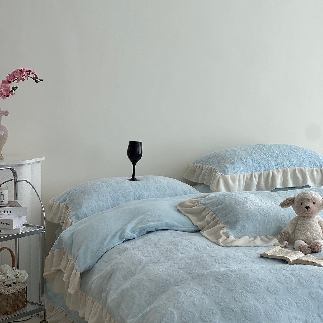 91家纺网 家纺一手货源 找家纺 佰织鑫家居 2025新款高克重压花牛奶绒床盖款四件套-茶花 茶花（天空蓝）