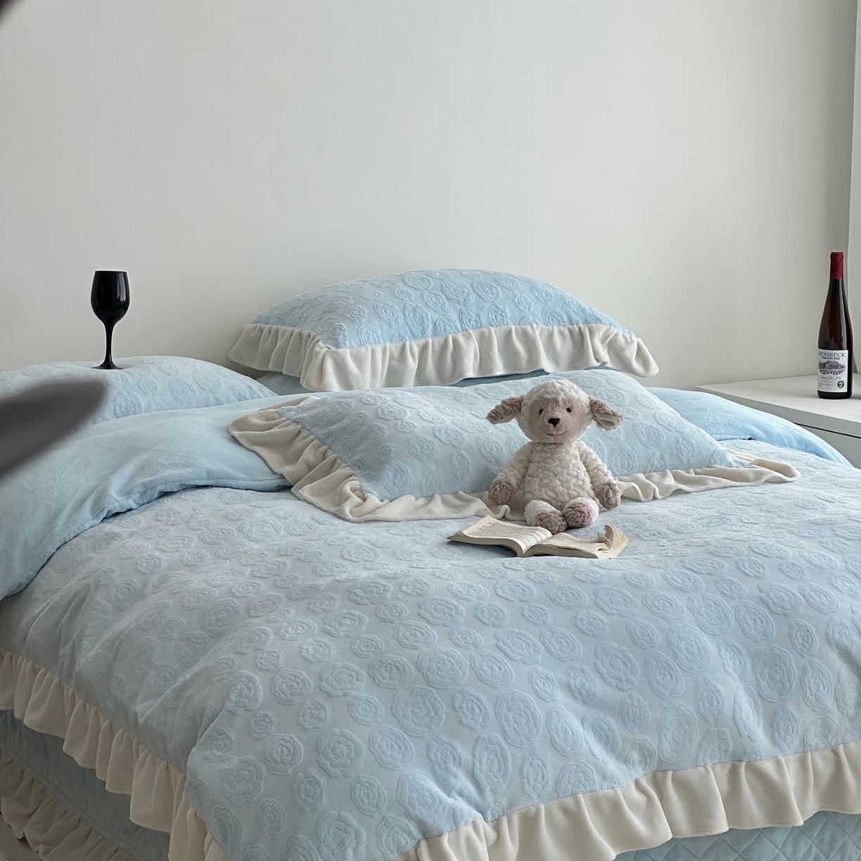 91家纺网 家纺一手货源 找家纺 佰织鑫家居 2025新款高克重压花牛奶绒床盖款四件套-茶花 茶花（天空蓝）