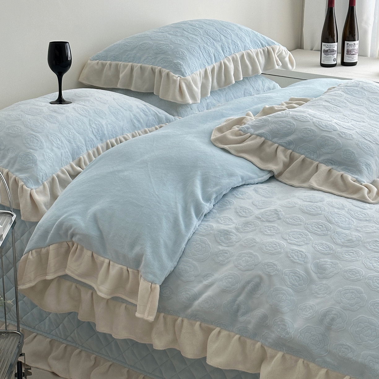 91家纺网 家纺一手货源 找家纺 佰织鑫家居 2025新款高克重压花牛奶绒床盖款四件套-茶花 茶花（天空蓝）