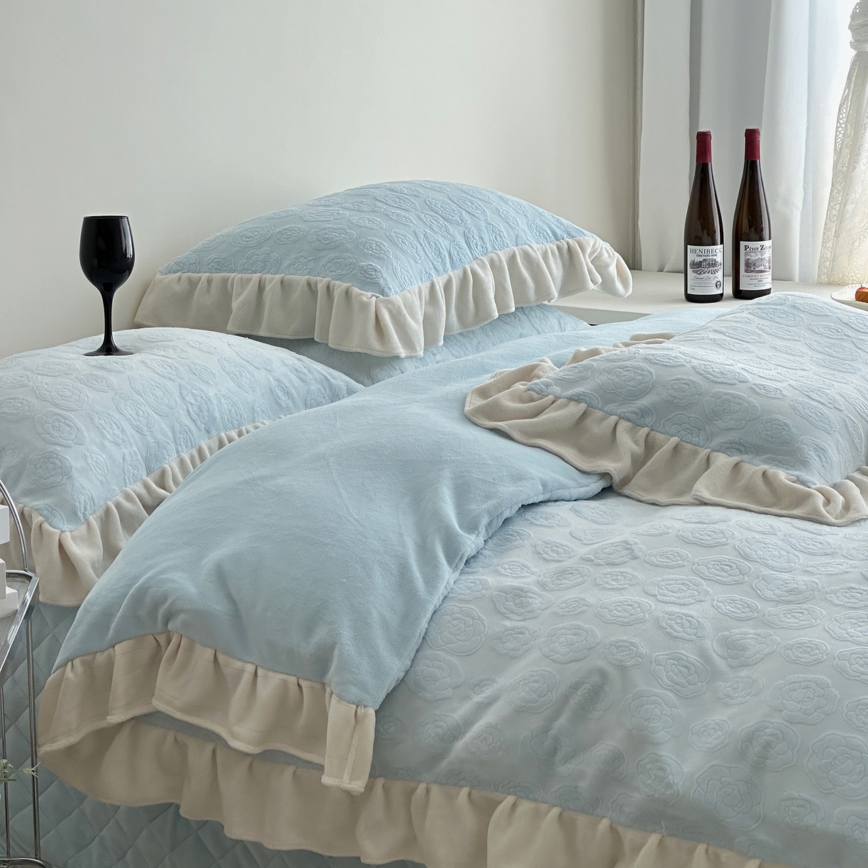 91家纺网 家纺一手货源 找家纺 佰织鑫家居 2025新款高克重压花牛奶绒床盖款四件套-茶花 茶花（天空蓝）