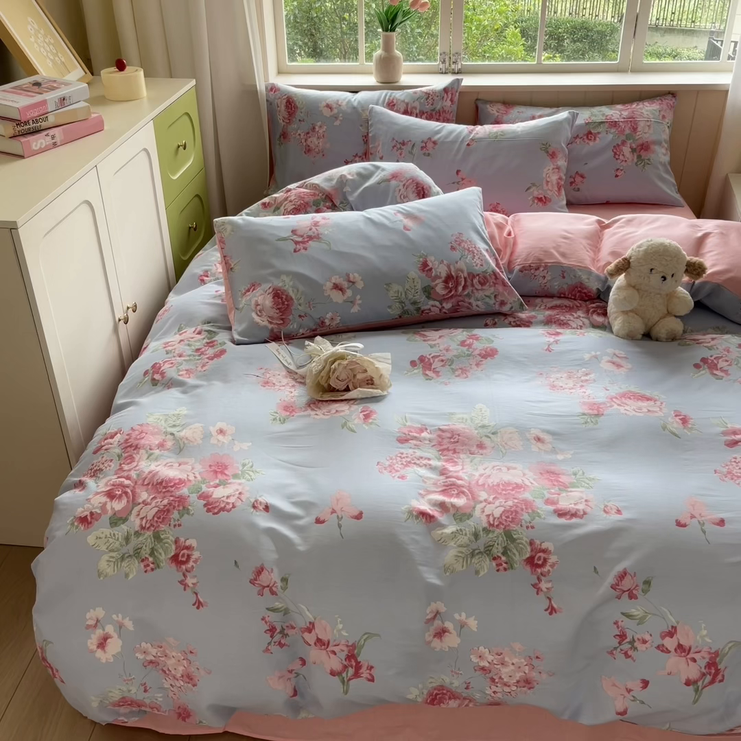 91家纺网 家纺一手货源 找家纺 琪格格纺织 2025新款13070全棉纯棉小清新四件套 花漫晨-粉