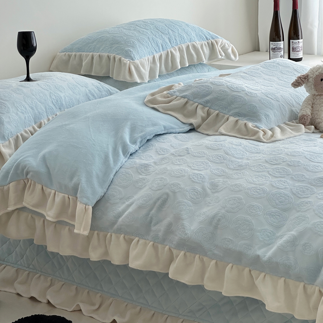 91家纺网 家纺一手货源 找家纺 佰织鑫家居 2025新款高克重压花牛奶绒床盖款四件套-茶花 茶花（天空蓝）