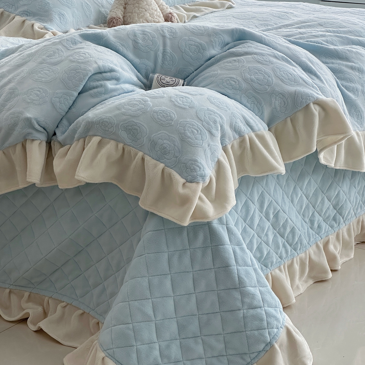 91家纺网 家纺一手货源 找家纺 佰织鑫家居 2025新款高克重压花牛奶绒床盖款四件套-茶花 茶花（天空蓝）