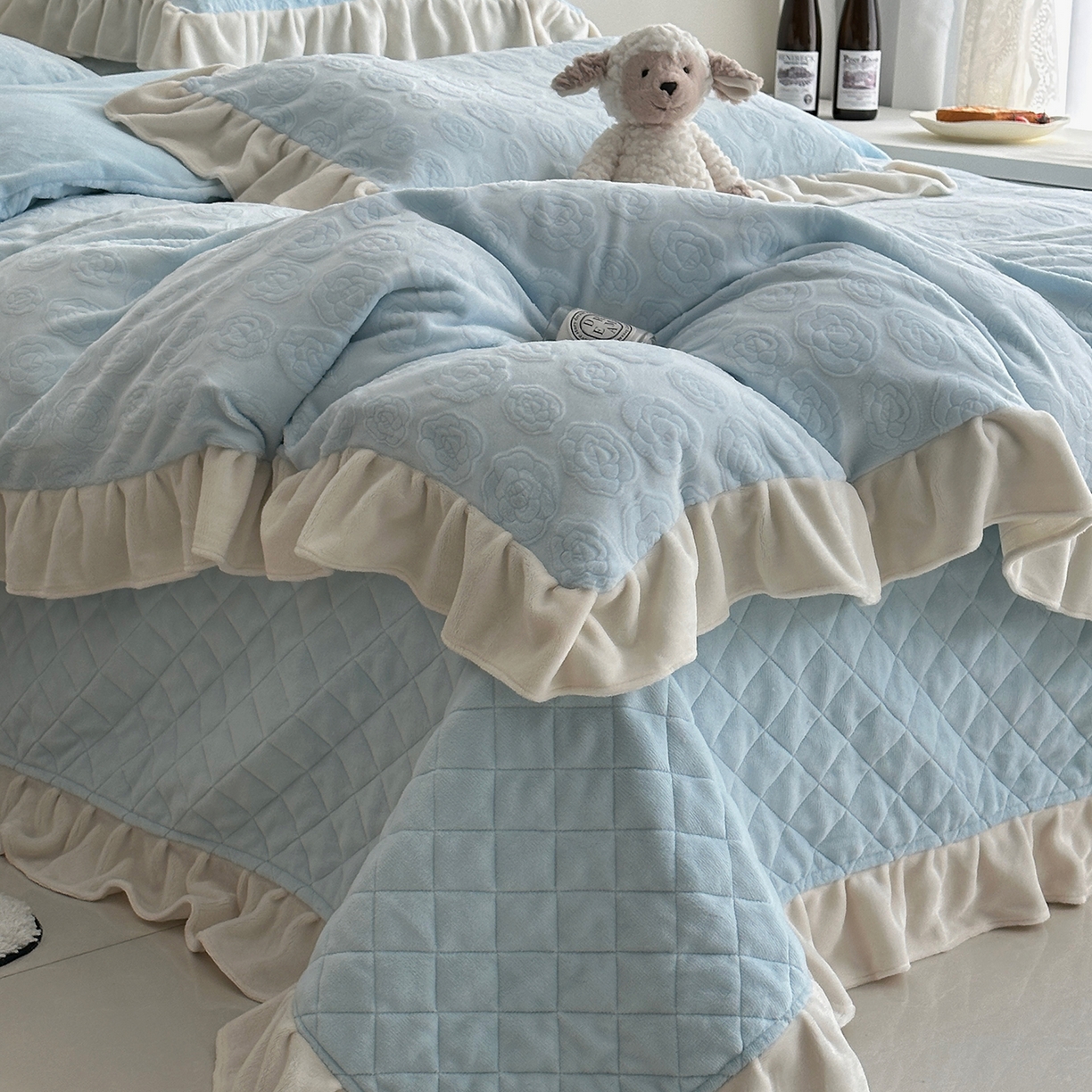 91家纺网 家纺一手货源 找家纺 佰织鑫家居 2025新款高克重压花牛奶绒床盖款四件套-茶花 茶花（天空蓝）