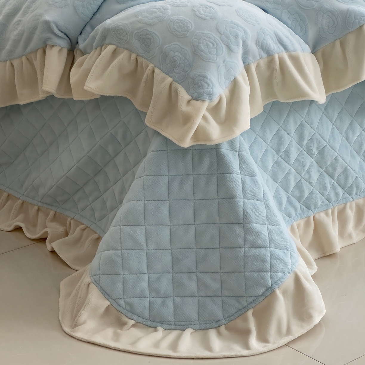 91家纺网 家纺一手货源 找家纺 佰织鑫家居 2025新款高克重压花牛奶绒床盖款四件套-茶花 茶花（天空蓝）