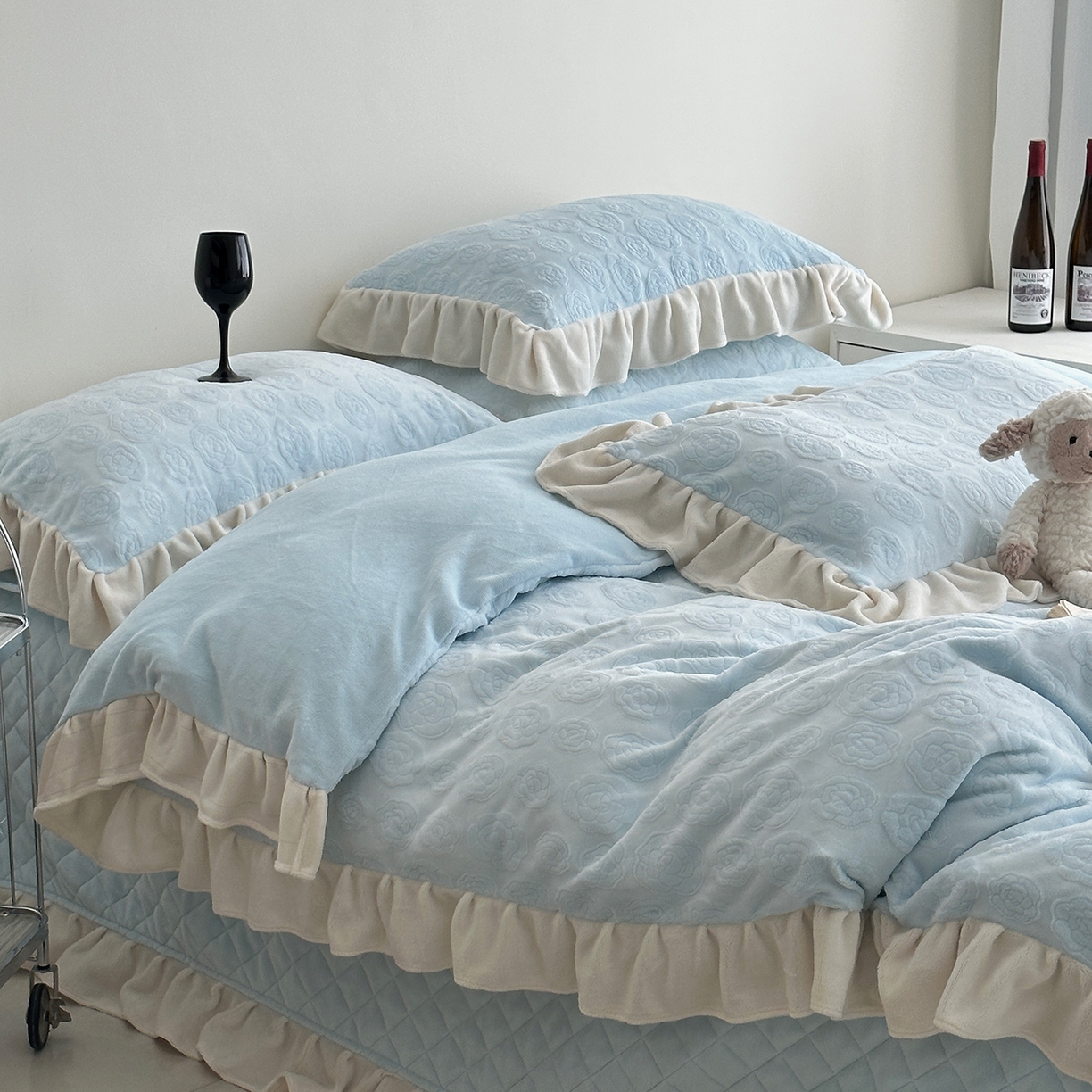 91家纺网 家纺一手货源 找家纺 佰织鑫家居 2025新款高克重压花牛奶绒床盖款四件套-茶花 茶花（天空蓝）