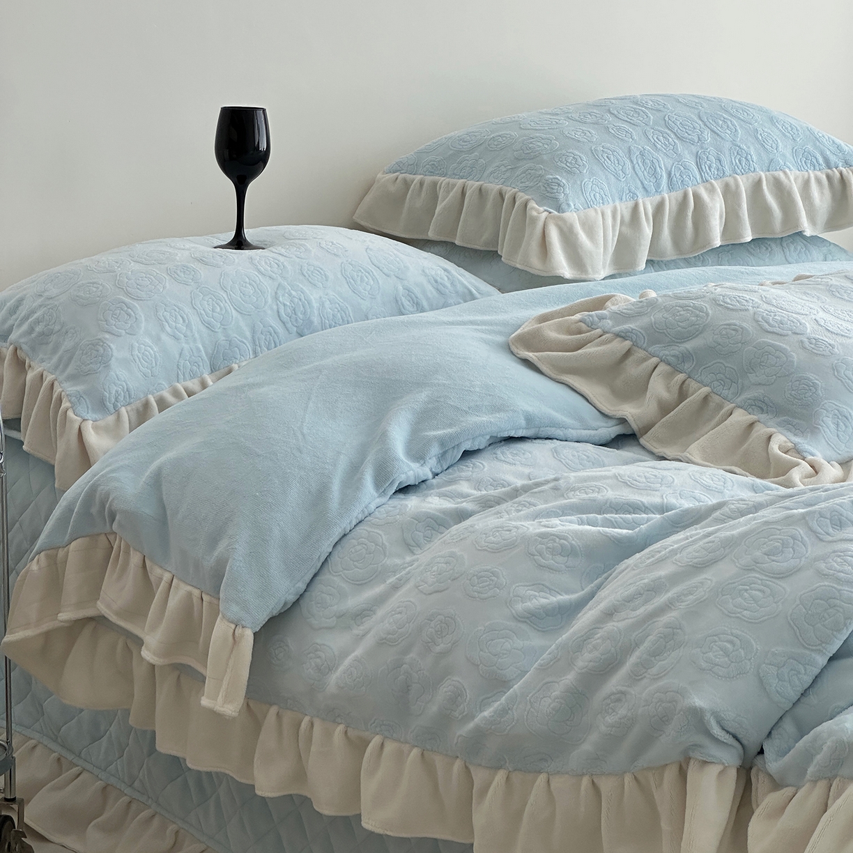 91家纺网 家纺一手货源 找家纺 佰织鑫家居 2025新款高克重压花牛奶绒床盖款四件套-茶花 茶花（天空蓝）